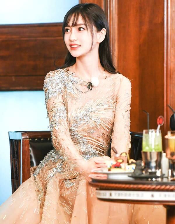 杨颖一身裸色长裙走淑女风，看着人要犯密集恐惧症