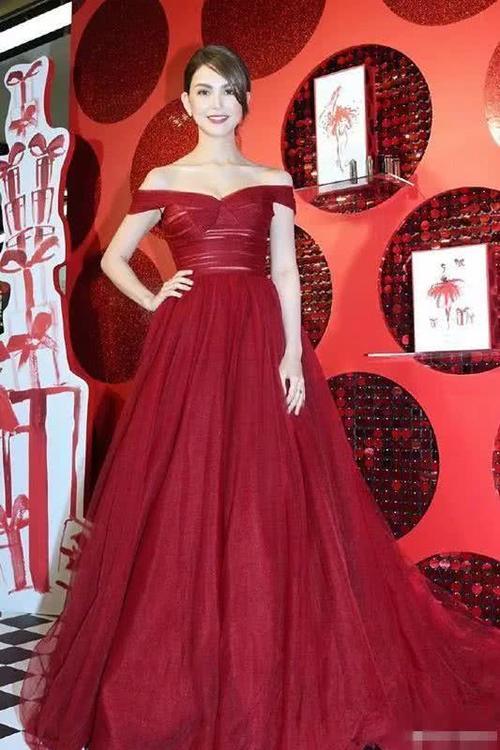 昆凌穿粉色亮片裙秀好身材,网友:真不信你是两个孩子的妈!