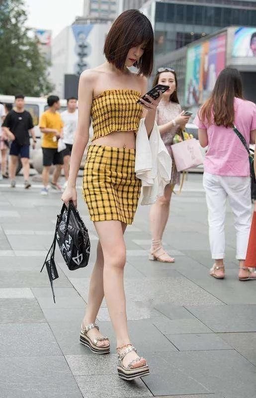 东莞街拍 小姐姐身穿一条蕾丝小飞袖连衣裙，图二女人味十足!