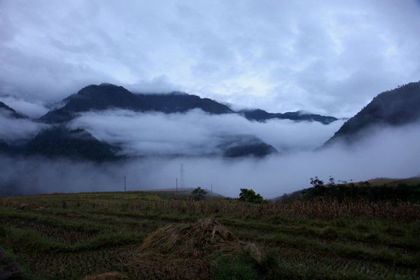 自驾霸道穿越丙察察闯西藏，悬崖边上走一遭，遭遇塌方，泥地陷车