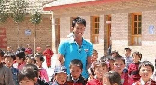 女子举横幅向古天乐借钱救父，古说要了解清楚，网称这是道德绑架