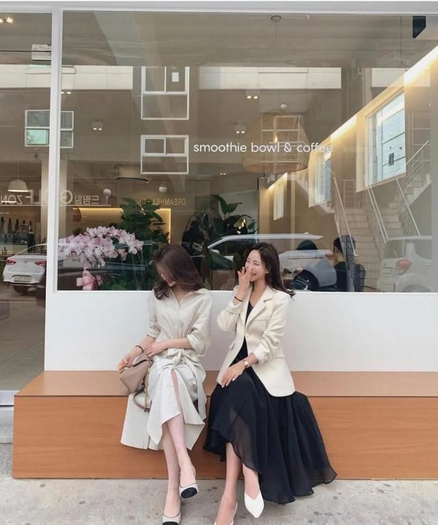  『基础色』短西装+裙子，春天这样穿太撩人了！