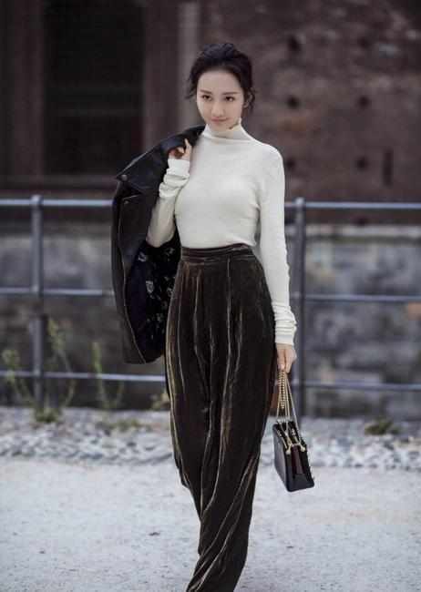 把渔网穿在腿上算什么？王鸥直接穿在身上，网友：这勇气我给满分