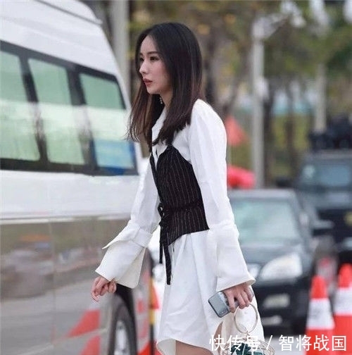  [凸显]街拍：穿吊带裙的长腿小姐姐，一个回眸，凸显优雅的女神范