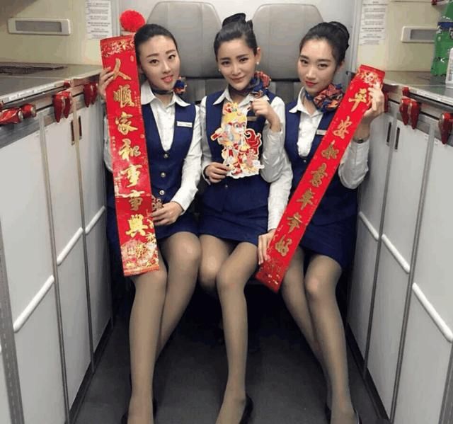 飞机上的空姐，为什么都穿裙子而不穿长裤？说出来你可能不信