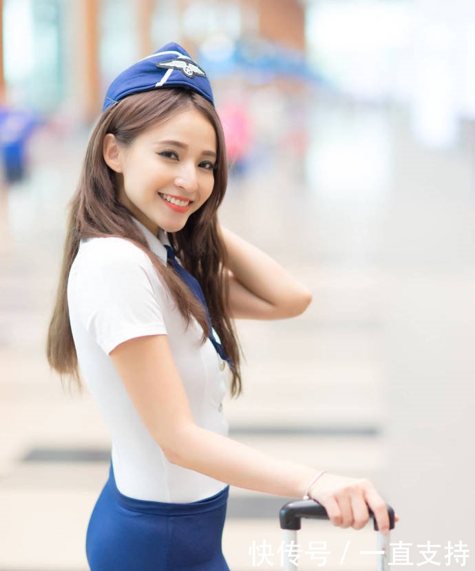 路人街拍：穿短裤的小姐姐，个子虽然不算高，性感美腿很诱人