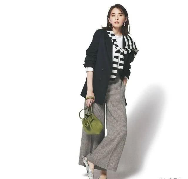  【内搭】人手一件的黑色西装 如何穿才能对得起美好春光？