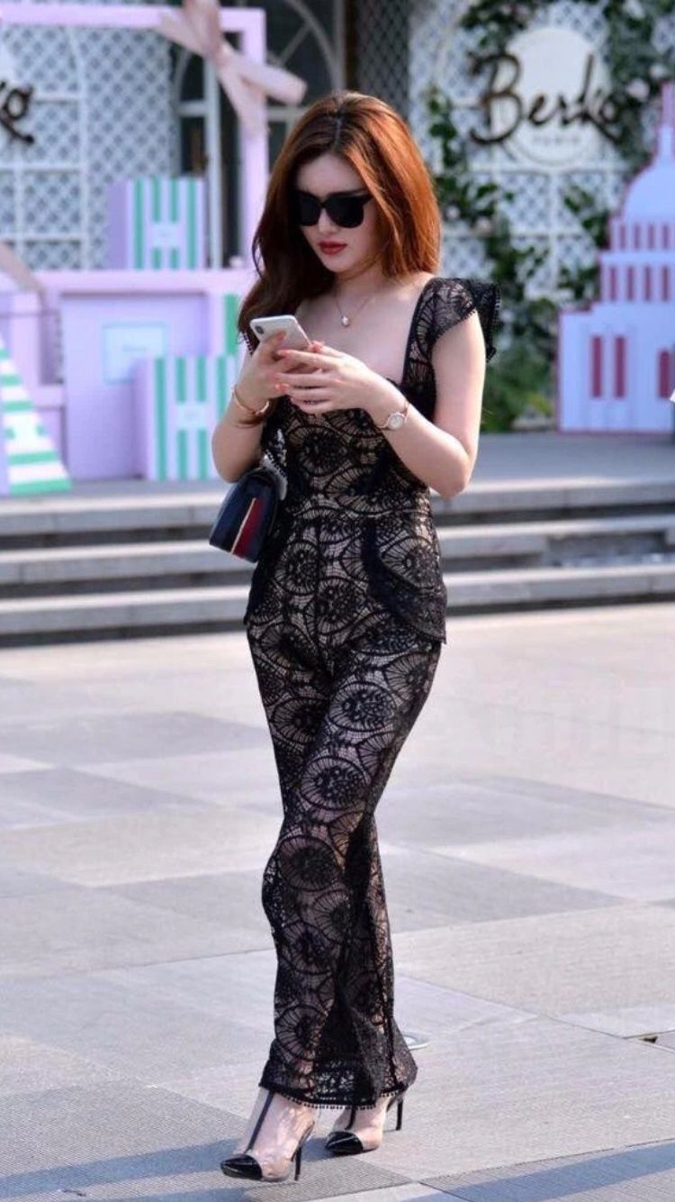 性感街拍丨穿实心的，穿镂空的，哪位黑裙美女更好看?