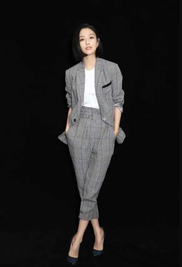 佟丽娅真会玩！穿一条“假”裙抢眼球，网友：这骗谁呢？