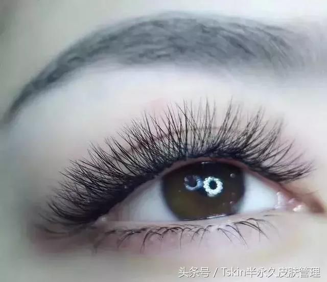 很多妹纸们做完睫毛后都美美哒！怎么样让睫毛的美更持续呢？