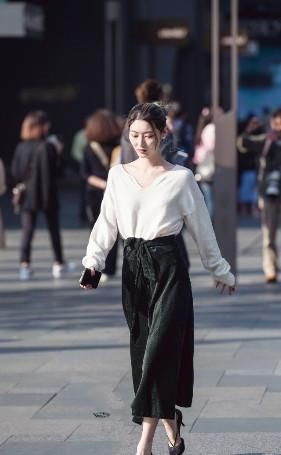  「十足」路人街拍，小姐姐简单的针织衫配上黑色阔腿裤，女神范十足