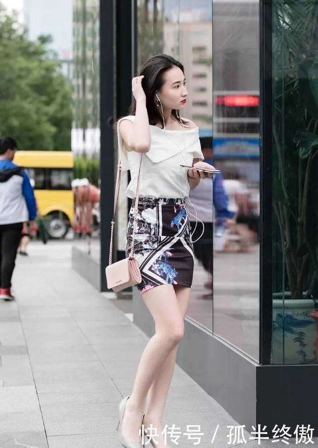  『气质』美女一双尖头的高跟鞋让她显得更加的有气质，清新淡雅又凸显魅力