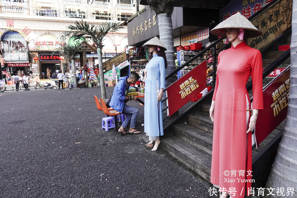 中越交界的东兴口岸，越南妇女把中国货品拆散运出，像蚂蚁搬家