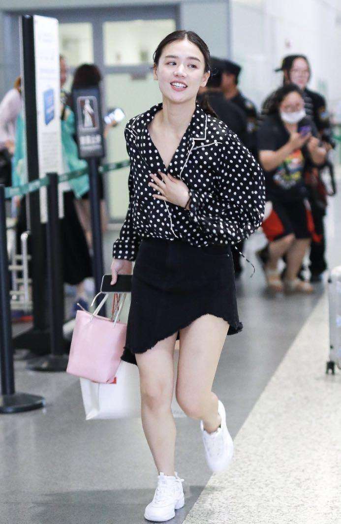 马思纯真着急, 一条短裙被她穿成五五分, 看到她的腿我沉默了