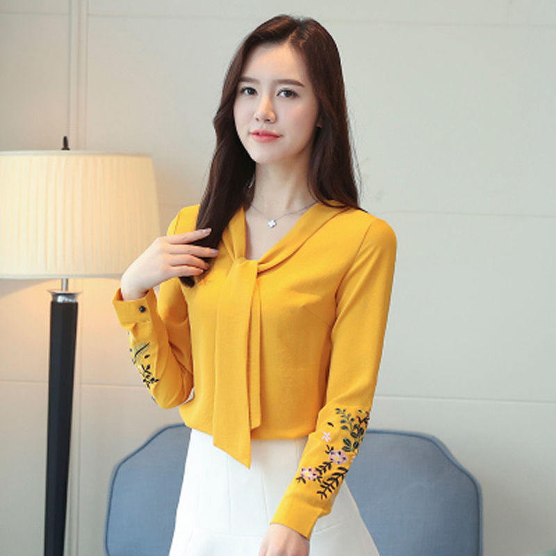 长得漂亮还要会打扮，时下超火的气质小衫配小脚裤，温柔又不凉