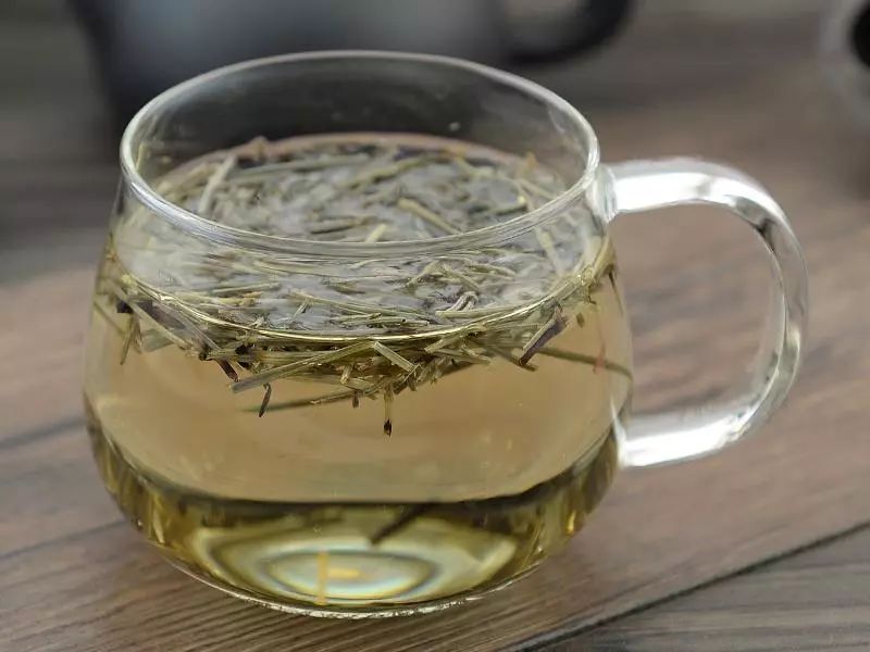 农村一草叫“吸金草”，体内含有黄金，价值极高，晒干了20一斤