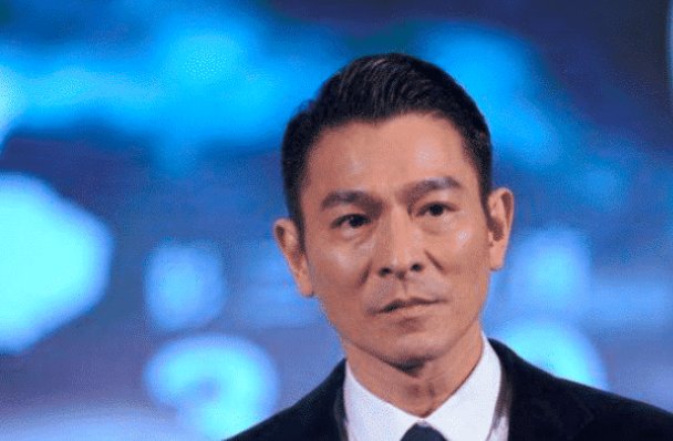 『金俊勉』曾经一脸不屑,单手接刘德华奖杯的小鲜肉,如今过得咋样了?