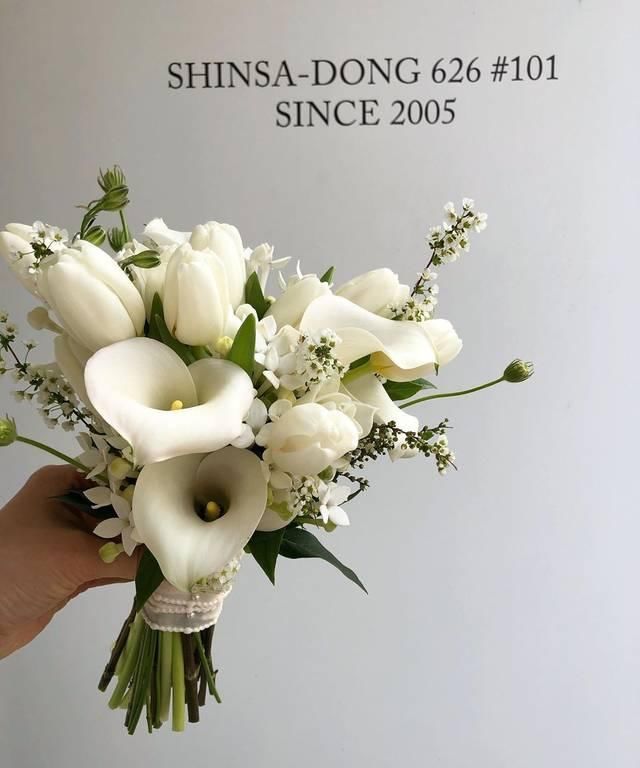 「精致」低调却不单调的简约美感,用单色系花卉创造出精致优雅的新娘捧花