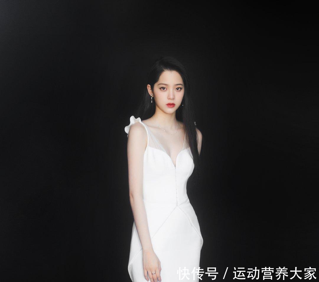 『身价』70岁身价几十亿的婚纱女王,身材真是好,不看脸说20岁都不为过