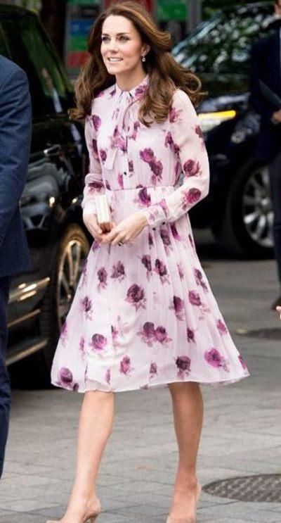36岁的凯特王妃:深V裙大秀身材，最后一张走路姿势很霸气!