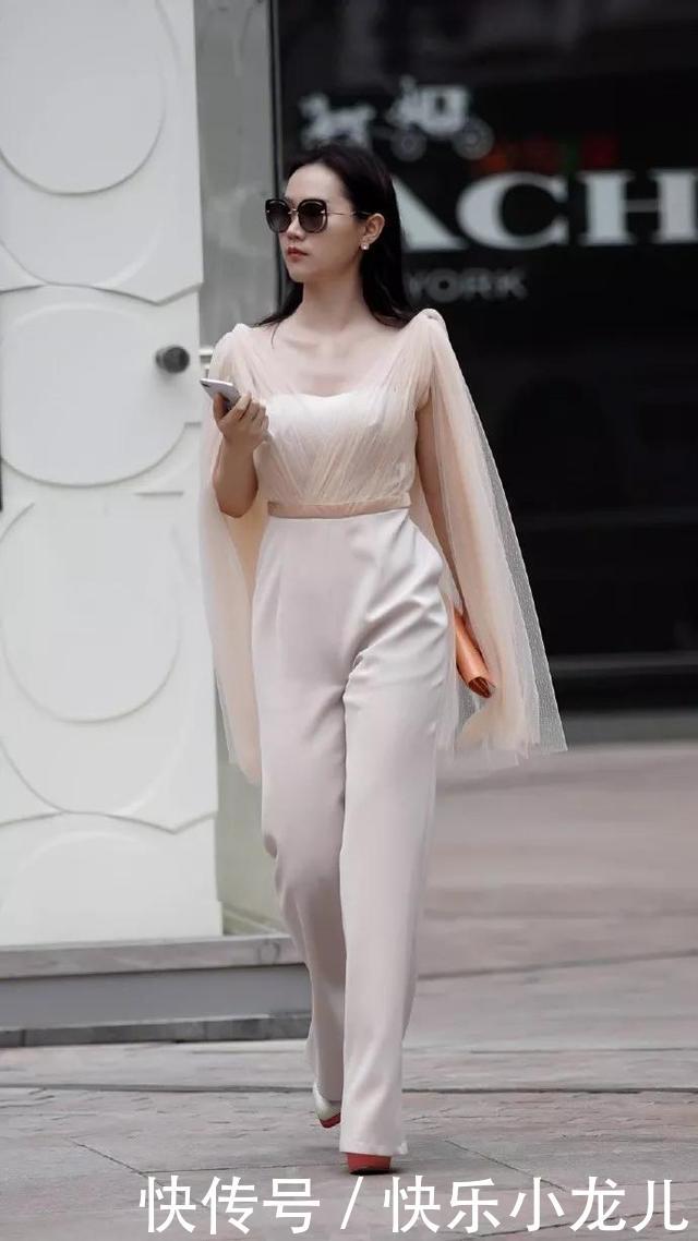  「小姐姐」街拍：小姐姐搭配一双黄色高跟鞋，清凉感十足，充满了青春气息