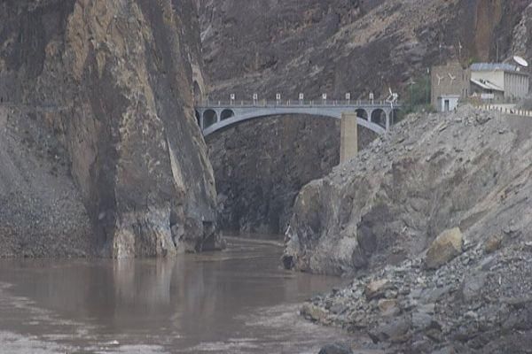 自驾川藏线，这里周围一公里都禁止拍照，为什么？