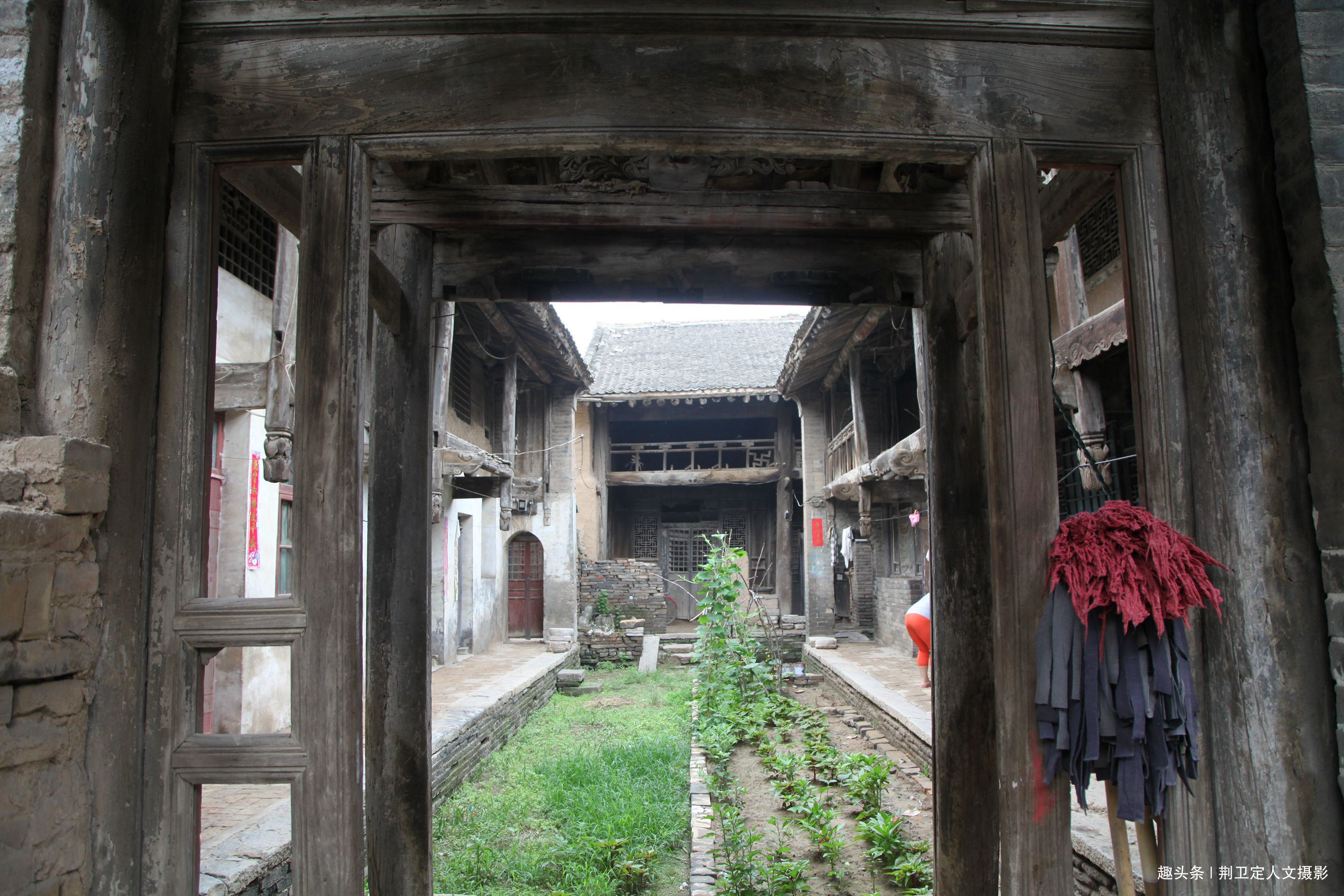 8旬老人居住200年豪宅,砖雕“百鸟朝凤”精美,看看啥样