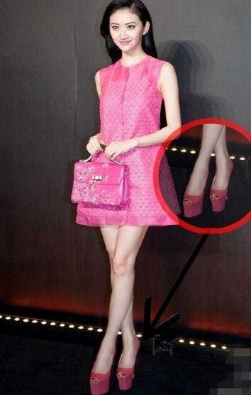 女星的那些奇葩高跟鞋，看着都难受，穿上真的是有勇气！