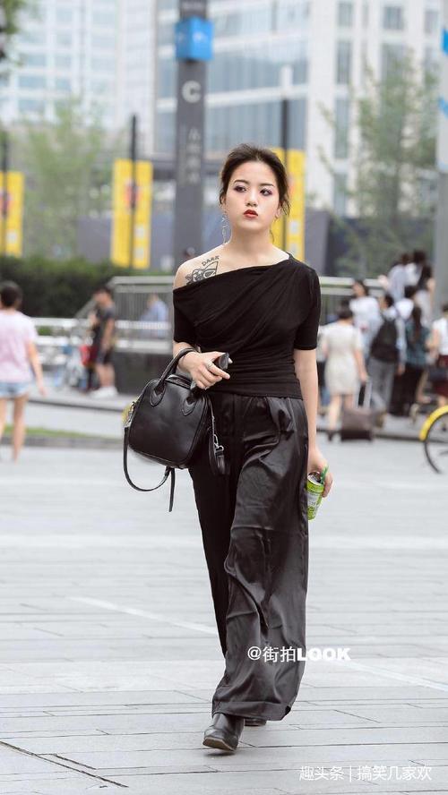 路人街拍:优雅的小姐姐,镂空长裙秀出美肩美腿,非常吸引人