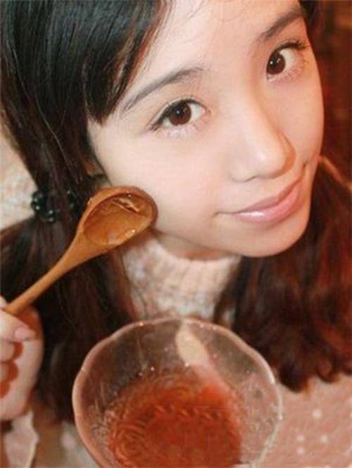 老婆斑点比较严重，拿它涂脸，10几天斑点就没了，白净的像小姑娘