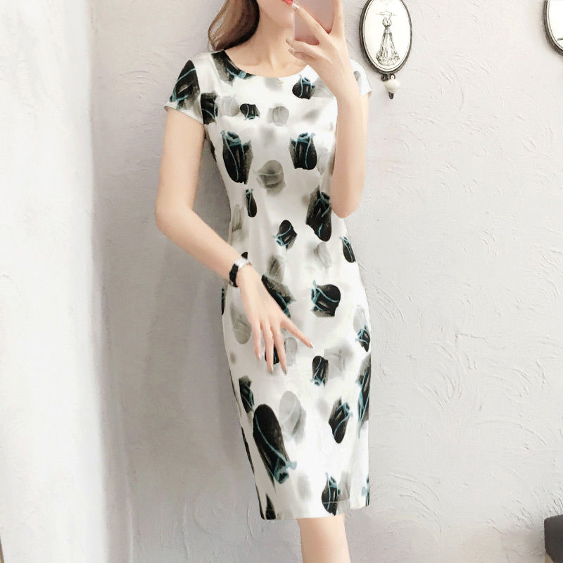 身材丰满的女人，建议穿“紧致裙”，性感优雅，男人见了都着迷