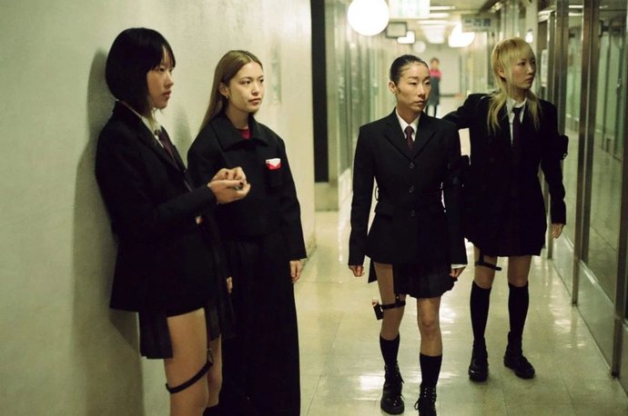  『设计师』这个抽烟、喝酒、戴头套的品牌，竟是「酷女孩」的最爱？