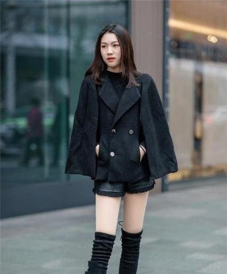  #美女#个性时尚的美女街拍：光彩照人的美女，给你时尚自信的感觉