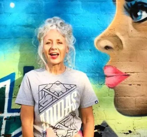 连62岁老太太都美丽地环游世界，你还有理由邋遢？