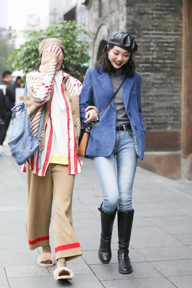 迷人|路人街拍,靓女身上穿着一件深紫色的上衣,显得更加迷人