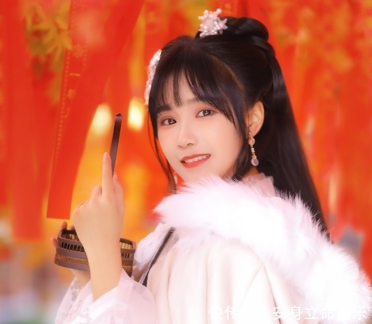 [超越]超越鞠婧祎的“四万年美女”，一唱歌就逗笑蔡徐坤