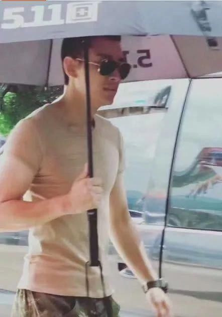 贾乃亮拉黑李小璐微信？助理点赞骂李小璐微博，两人疑彻底决裂？