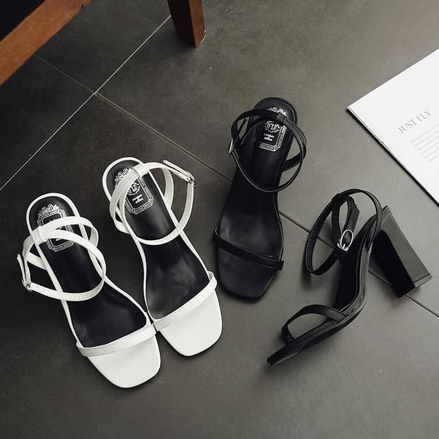 女人穿平底鞋士里士气，高跟鞋让你温婉可人，显瘦吸睛