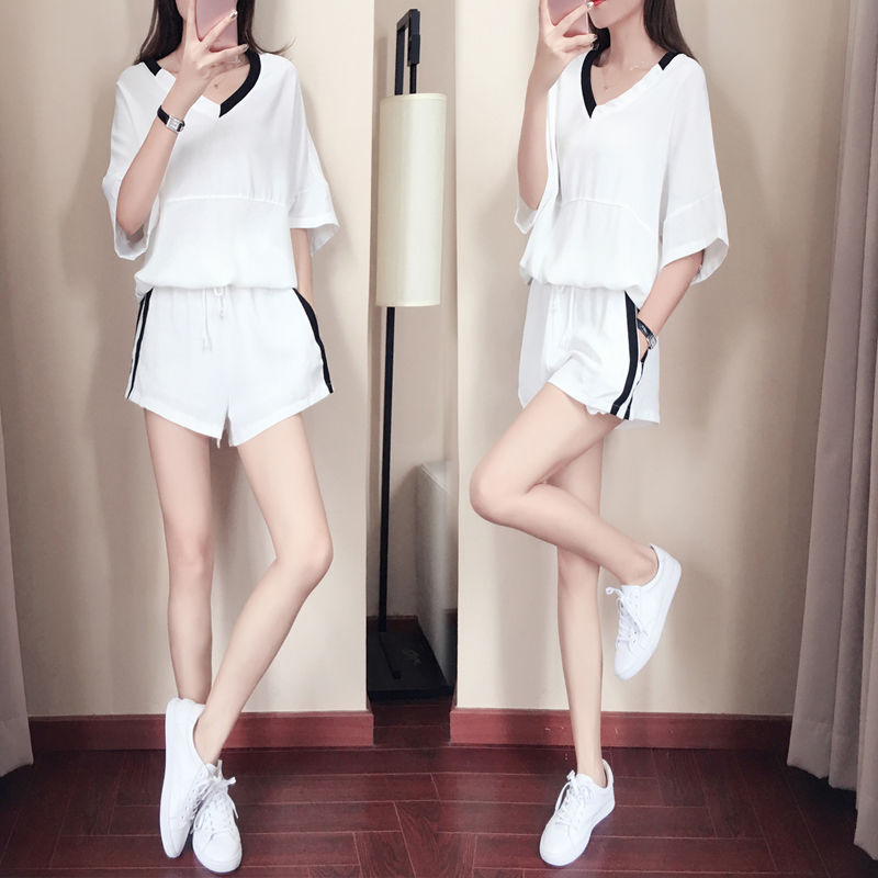 四十岁女人穿衣服要注意，时尚精致的短裤套装，摆脱老气优雅减龄