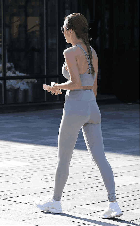 街拍：美女紧身裤好看, 还是灰色背心配瑜伽裤好看?