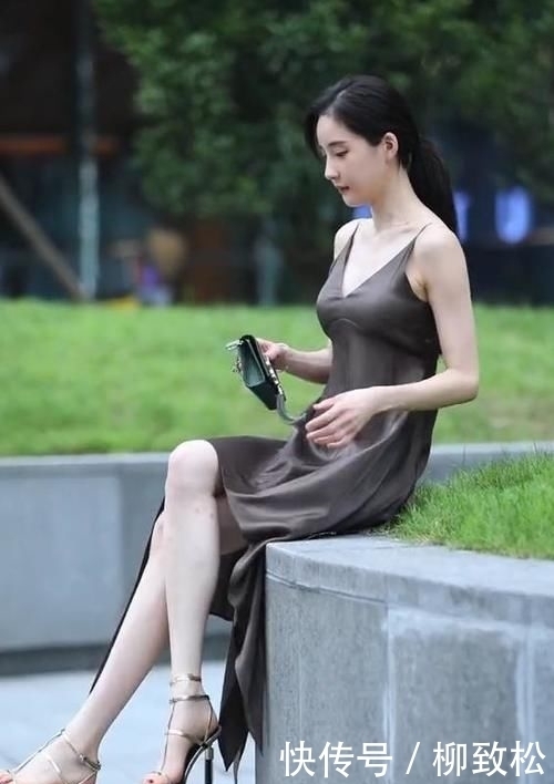 【刮风】美女,穿裙子还做这么高,就不怕刮风吗?