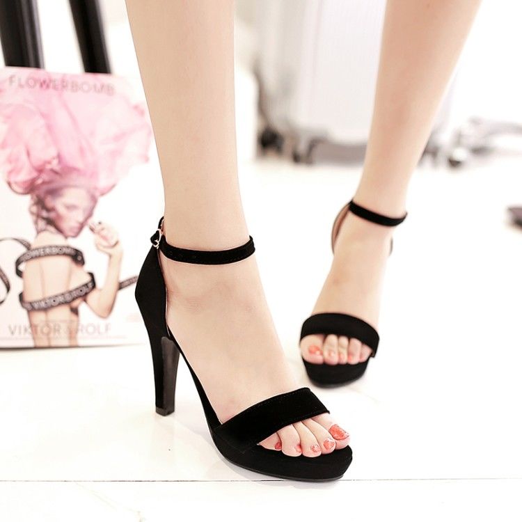 7080后女人，别穿没气质平底鞋，细跟高跟鞋，高挑挺拔更优雅