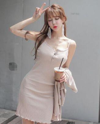 街拍: 小姐姐真敢穿，穿这裙子出门，你可真成个小''妖精”了