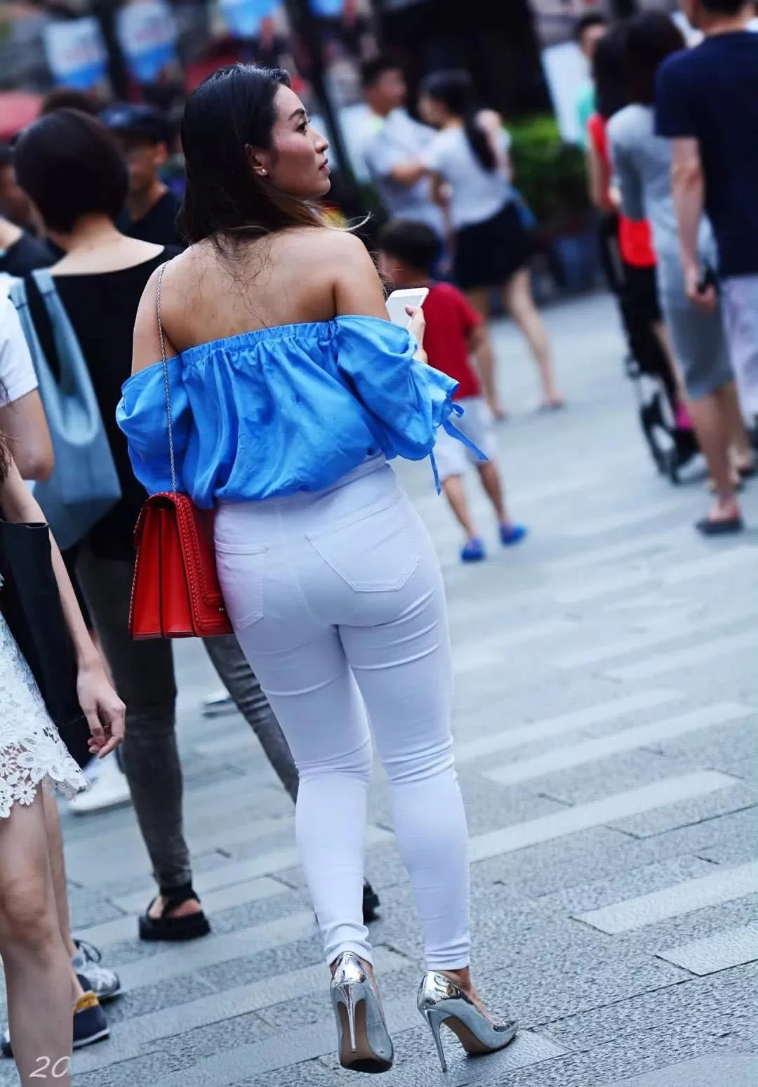 胯宽微胖的女子穿白色紧身裤拍风景，其实自己就是一道风景