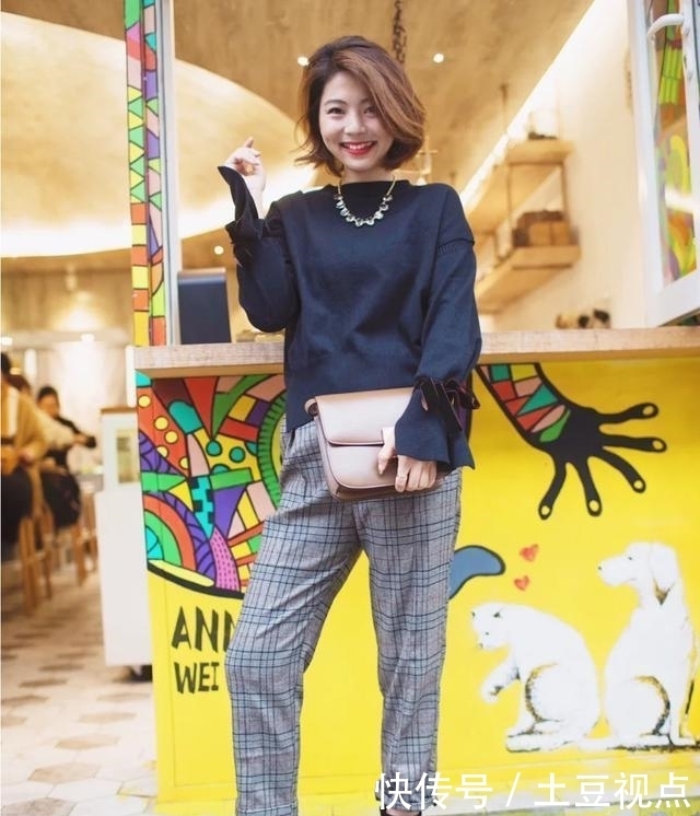 时髦■小脚裤配短靴不流行了,2020年流行这条“裤子”配短靴,保暖时髦