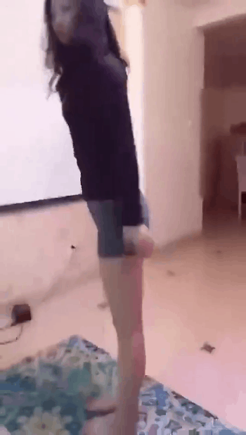 老虎■搞笑GIF趣图:妹子,千万要稳住啊,掉下去你就是零分了!