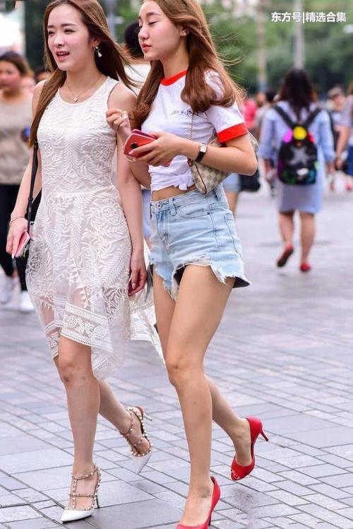 街拍：美女穿着如此短的短裤，加上这些元素后，就会显得更短了