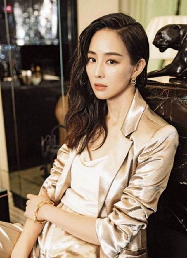  『不露』张钧甯好会穿，一身香槟色西装配高跟鞋，不露腿也美得惊艳