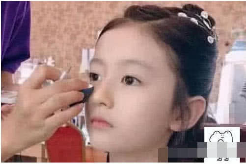 #带妆#9岁小萝莉天天带妆，卸完妆后，网友：让人心疼！
