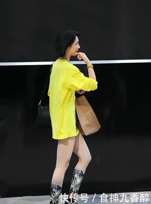 『时尚』街拍:长筒袜也能穿得很时尚的美女